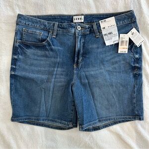 NWT Rebel Wilson Boyfriend Fit Medium Wash Denim Shorts, size 14, 99% Cotton